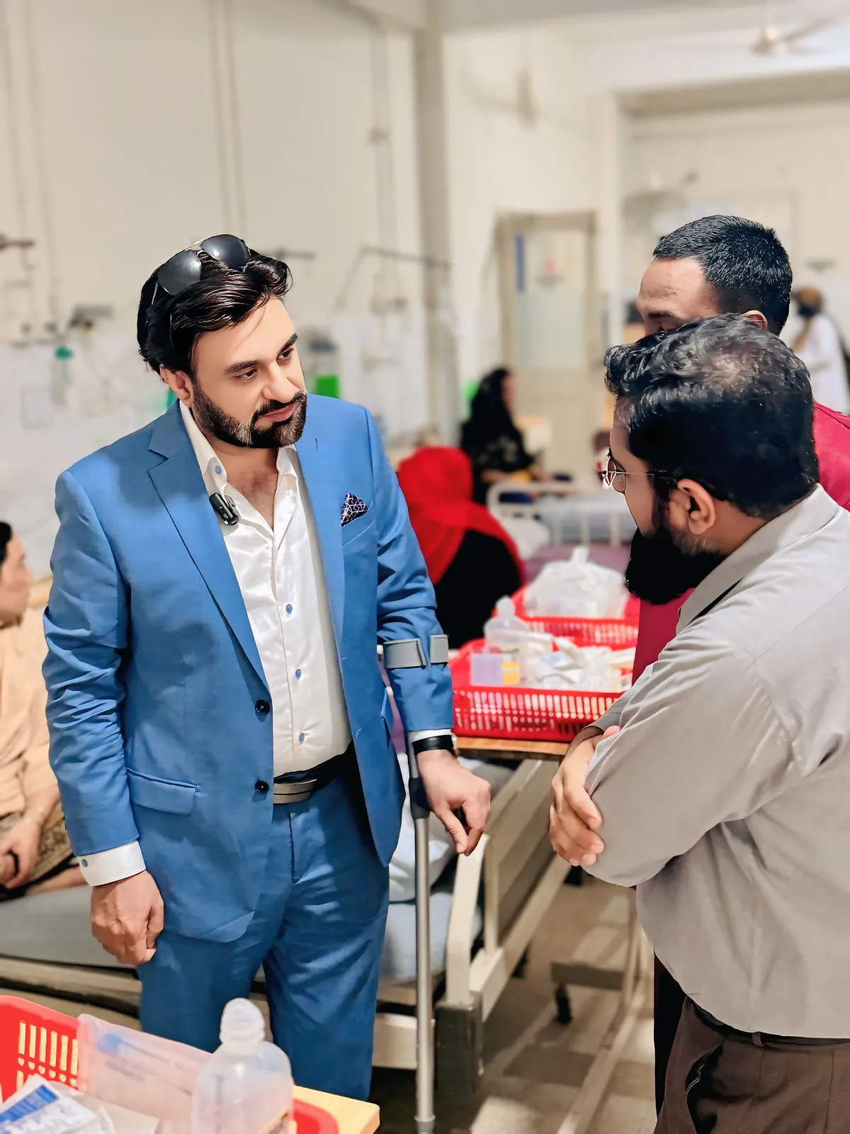 Dr Khan talking with a parent on the children's ward at Shaukat Khanum.